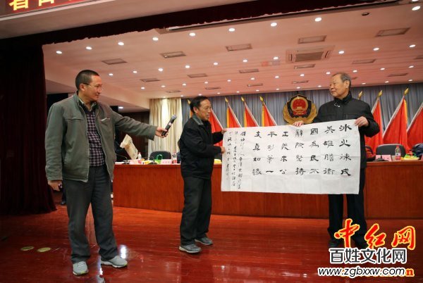 著名軍旅詩人殷德江詩歌創作60年作品研討會在京召開——德性光耀大地昭齊魯子弟文品，江河情激浪花揚軍旅老兵詩才（組圖）