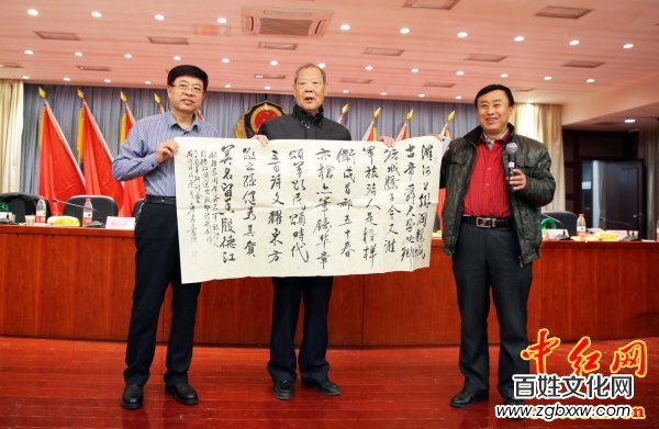 著名軍旅詩人殷德江詩歌創作60年作品研討會在京召開——德性光耀大地昭齊魯子弟文品，江河情激浪花揚軍旅老兵詩才（組圖）