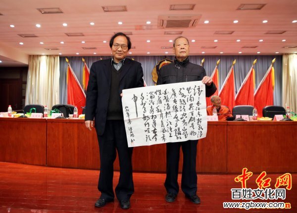 著名軍旅詩人殷德江詩歌創作60年作品研討會在京召開——德性光耀大地昭齊魯子弟文品，江河情激浪花揚軍旅老兵詩才（組圖）