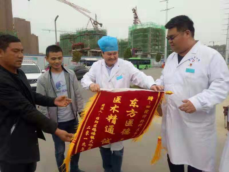 半百男子“死而復生” 家屬送旗表示感謝