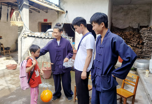 廣西桂平市道教界開展“六一”兒童節(jié)慰問留守兒童活動(dòng)