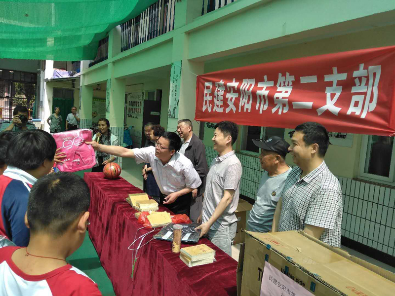 民建安陽市第二支部到市育敏學校進行慰問