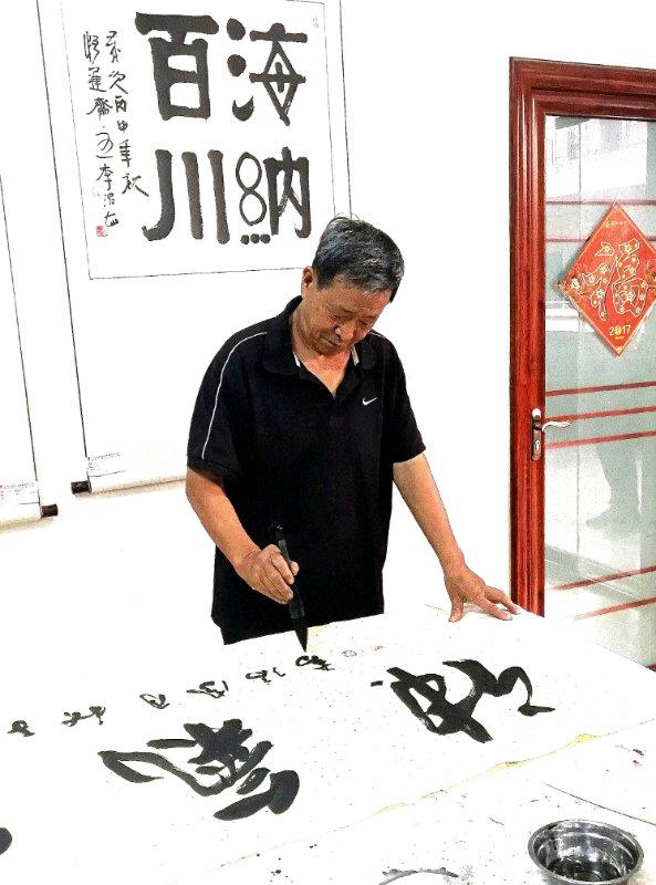 安陽(yáng)市洹上名門書畫院舉行“慶國(guó)慶.迎中秋”活動(dòng)