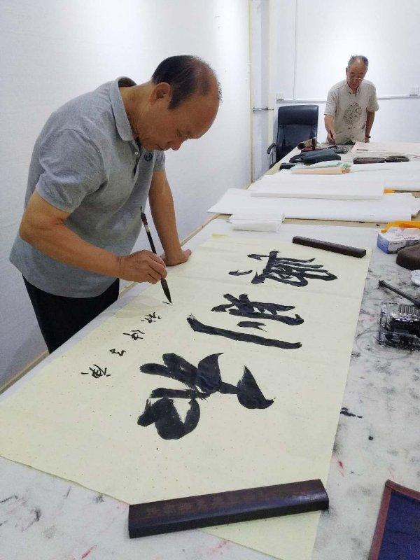 安陽(yáng)市洹上名門書畫院舉行“慶國(guó)慶.迎中秋”活動(dòng)