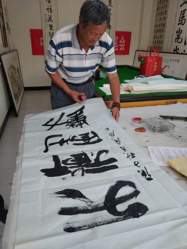 安陽(yáng)市洹上名門書畫院舉行“慶國(guó)慶.迎中秋”活動(dòng)