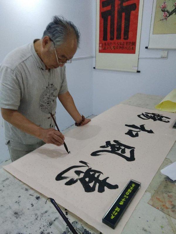 安陽(yáng)市洹上名門書畫院舉行“慶國(guó)慶.迎中秋”活動(dòng)