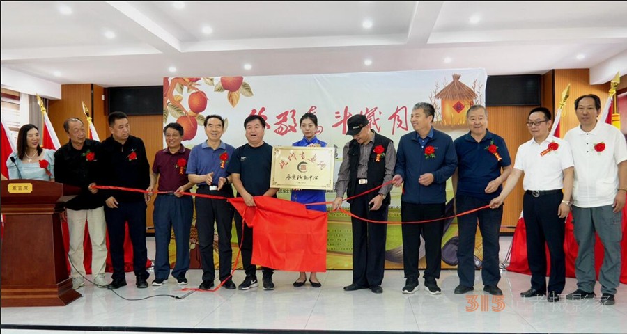 “致敬奮斗歲月”癸卯豐收節(jié)書畫名家邀請展開幕暨現(xiàn)代書畫網展覽活動中心揭牌儀式在京舉行